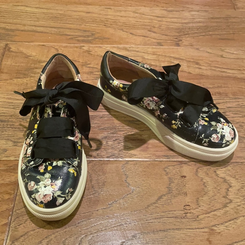 Caslon Pink and Black Sneakers with Artistic Flair